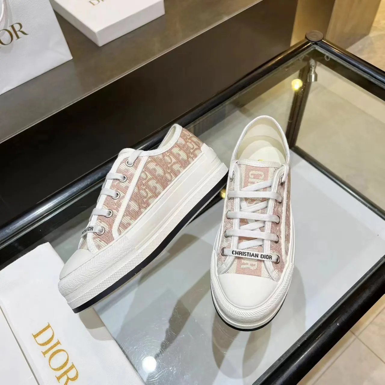 👟👟Ex-factory price 520👟👟 Dior’s 2025 Walk ‘n’ Dior embroidered mid-top casual shoes are new. On the fashion stage, Dior embroidered shoes are the well-deserved protagonist. Delicate stitching is used on the upper, every stitch is devoted to the craftsman's efforts, and every thread is woven with artistic poetry. From complex floral patterns to smart geometric textures, embroidery is like the magic that gives shoes life, allowing them to show dynamic beauty even in static conditions.   Wearing Dior embroidered shoes feels like stepping into a dream world full of art. It is not only a pair of shoes, but also a walking piece of art that perfectly integrates fashion and culture. Whether you are strolling on the bustling city streets or attending important social occasions, Dior embroidered shoes can add unique charm to your style and become the focus of everyone's attention.   Choosing Dior embroidered shoes means choosing a persistent pursuit of quality and a unique understanding of fashion. Let it accompany you through every wonderful moment and leave your own fashion mark.  Material: Sheepskin lining, feet, silk cowhide, size 35-41, heel height 5cm